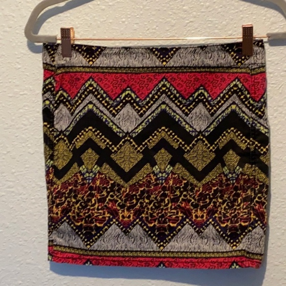 💜💜 Divided Aztec Stretchy Mini Skirt Size 6